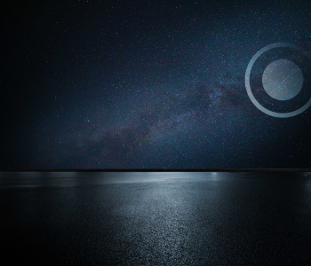 Sternenhimmel über glattem Meer, eine Sternschnuppe wird von einem grafischen Element, das auf ein Ziel anspielt, eingekreist.