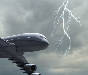 Ein Flugzeug vom Typ A380 des Herstellers Airbus fliegt durch einen Sturm