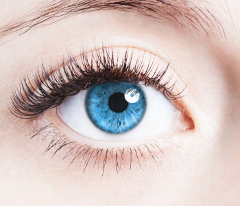 Blaues Auge einer Frau in der Nahaufnahme.