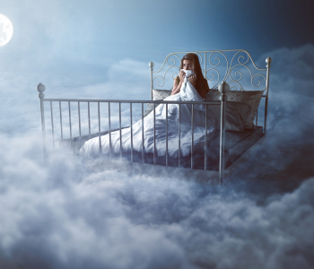 Bett in den Wolken mit ängstlicher Frau. 