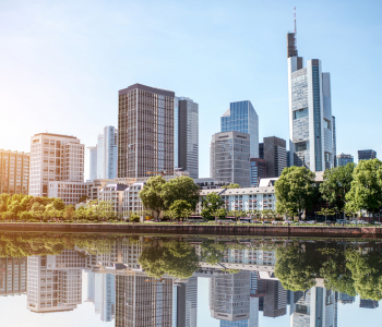 Bankentürme und Main in Frankfurt
