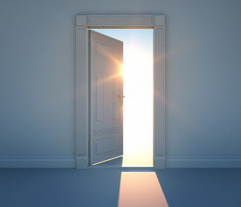 Eine offene Tür, durch die Sonnenlicht fällt