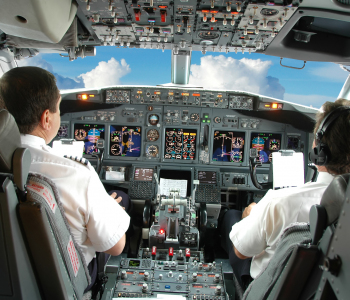 Zwei Piloten sitzen im Cockpit eines Passagierflugzeugs