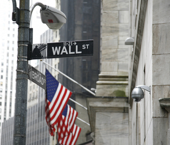 Das Straßenschild Wall Street in New York