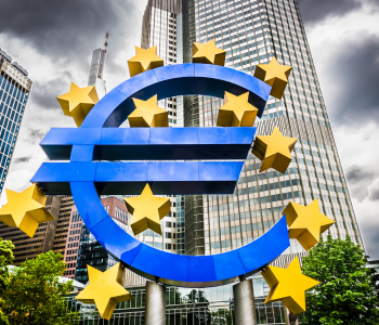 Ein Euro-Denkmal steht vor dem Sitz der Europäischen Zentralbank in Frankfurt