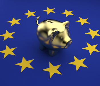 Europa-Flagge und Sparschwein für Sparpläne europäischer Aktienfonds. 