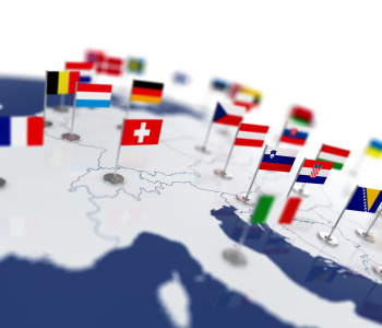 Europakarte mit Flaggen auf jedem Land. 