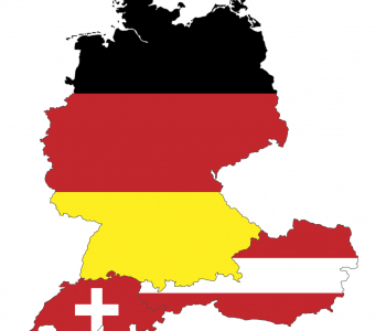 Der Umrisse der Länder Deutschland, Österreich und Schweiz mit jeweiliger Flagge