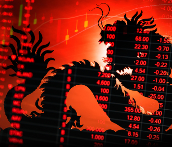 Chinesischer Drache als Silhouette hinter Aktienkursen auf rotem Hintergrund. 