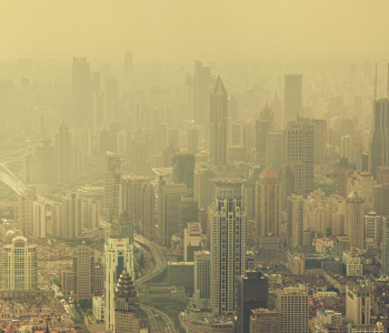 Smog liegt über der Skyline in Shanghai.