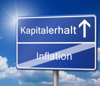 Blaues Schild mit durchgestrichener Inflation und einem Pfeil zum Kapitalerhalt vor einem Himmel mit Sonne und Wolken.