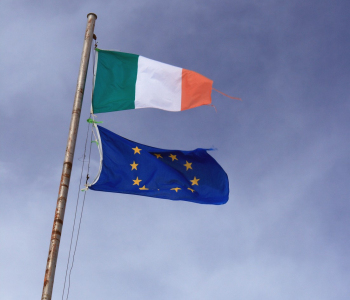 Flaggen Europa und Italien wehen im Wind. 