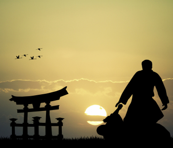 Samurai gegen die Sonne belichtet, schaut an den Horizont, links im Bild ist ein japanisches Tor. Vögel fliegen in Richtung Osten.