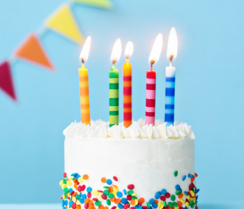 Fünf Jahre Geburtstags-Torte mit fünf Kerzen.
