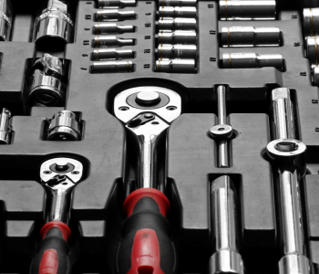 Werkzeugkasten mit Schraubenschlüsseln.