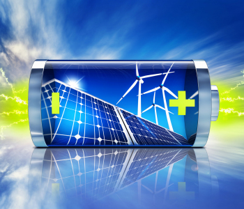 Batterie mit Solar- und Windanlagen Symbolbild.