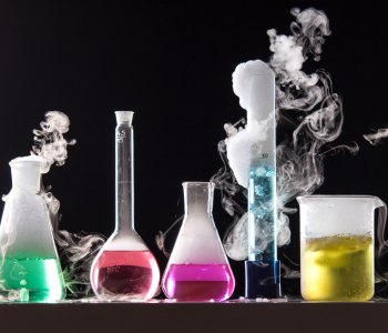 Reagenzgläser in einem Chemie-Labor sind mit verschiedenen, bunten Flüssigkeiten gefüllt