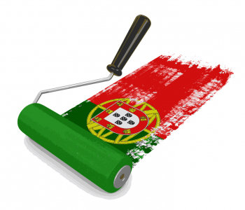 Ein Farbroller malt eine portugiesische Flagge