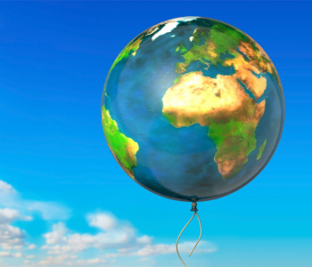 Erde als Luftballon steigt in den Himmel