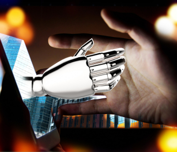Roboterhand erscheint aus einem Monitor und begrüßt eine mneschliche Hand