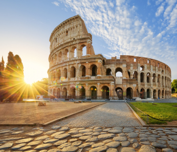 Das Kolosseum in Rom leuchtet in der Morgensonne