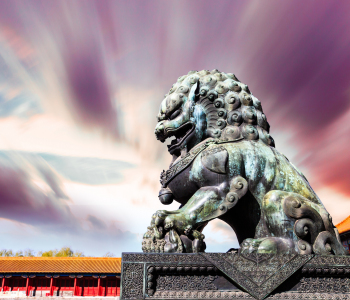 Eine Bronzestatue eines Löwen in der verbotenen Stadt in Peking