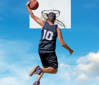 Basketballer mit einhändigem Dunking auf Korb im Himmel. 