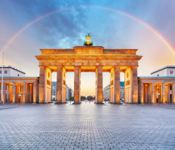 Über dem Brandenburger Tor in Berlin leuchtet ein Regenbogen