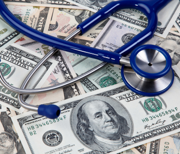 Kosten für Gesundheit, Stethoskop und Dollar-Geldscheine