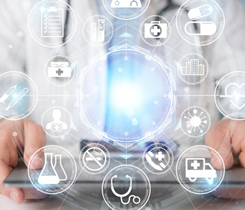 Ein Mediziner benutzt ein futuristisches, digitales Tablet