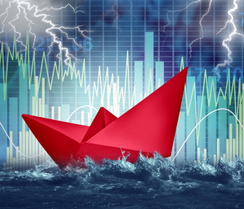 Ein rotes Papierschiffchen auf bewegtem Wasser, im Hintergrund Blitze und volatile Charts