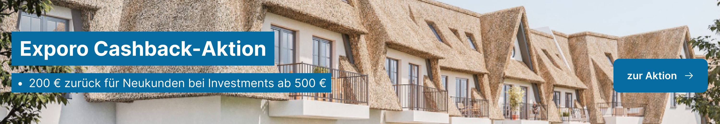 Banner: Exporo Cashback-Aktion, 200 € zurück für Neukunden bei Investments ab 500 €, Bild: eine Reihe reetgedeckter Häuser mit Balkonen